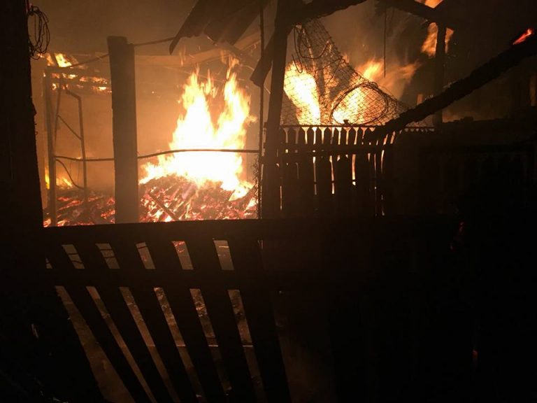 Flacari uriase la o casa din Prahova. 6 masini de pompieri au luptat cu focul