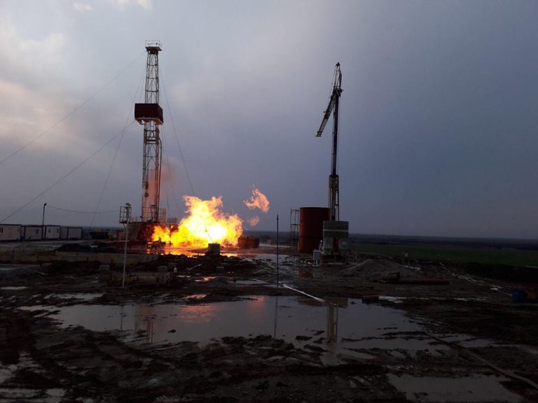 Incendiu de proportii la o sonda de gaz din Satu Mare