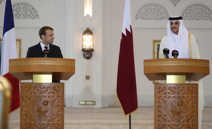 Macron ia 11 miliarde din Qatar, ai nostri dorm pe ei