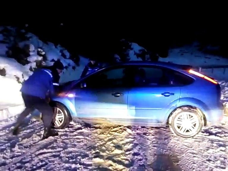 Inzapeziti. Plecati la drum cu bebelusul de 4 luni, ajutati de jandarmii montani