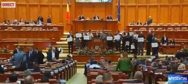 Cu portavoce si pancarte cu „hotii”, in Parlament