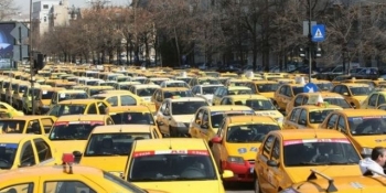 Mare de taxiuri in Piata Victoriei. Protestul aduce restrictii in Capitala