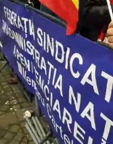 Sindicalistii din politie si penitenciare protesteaza in fata Ministerului de Interne (VIDEO)