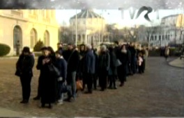 Pelerinaj si vineri la catafalcul Regelui Mihai. Mii de oameni, de toate varstele, la Palatul Regal