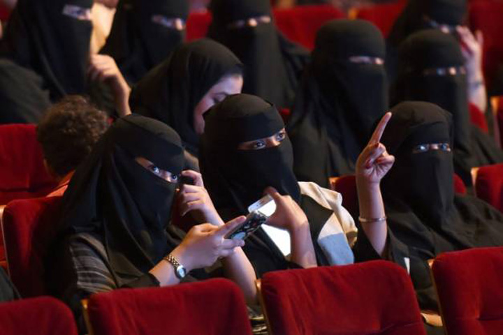 Sauditii deschid salile de cinema