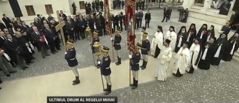 Slujba de inmormantare a Regelui Mihai, oficiata la Patriarhie, s-a incheiat