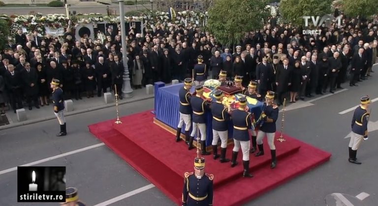 Funeralii Regele Mihai. Mii de oameni au asistat la slujba din Piata Palatului Regal