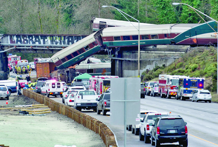 Tren prabusit peste autostrada in SUA