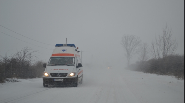Un barbat a murit la Iasi. Ambulanta plecata catre el s-a blocat in zapada