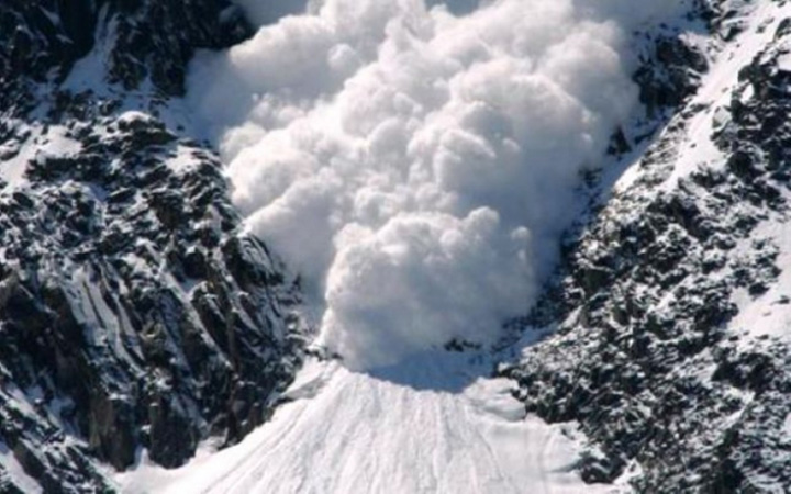 Barbat surprins de avalansa in Bucegi