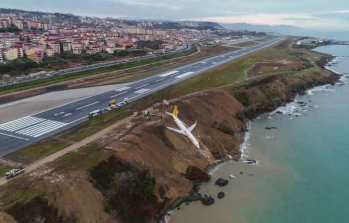 Cu avionul pe faleza