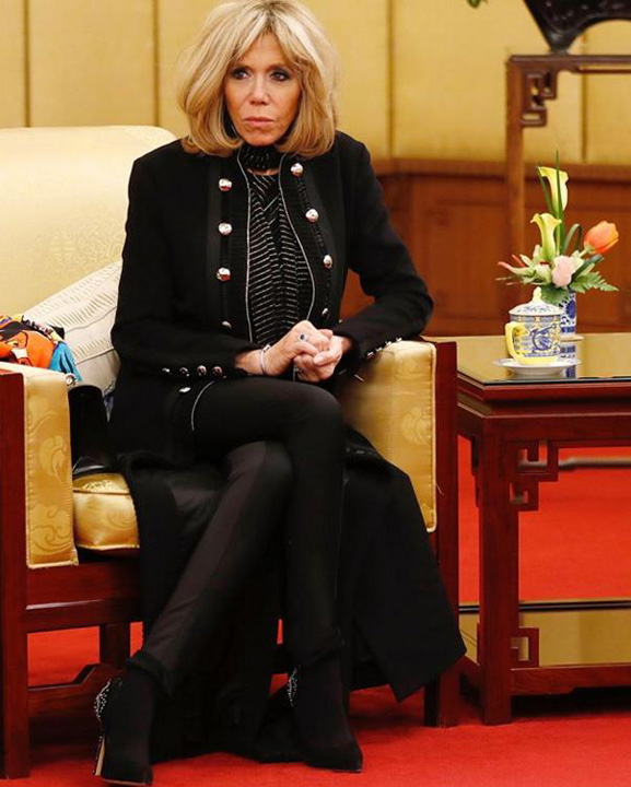 b.macron tinuta elisaab - Ziarul National