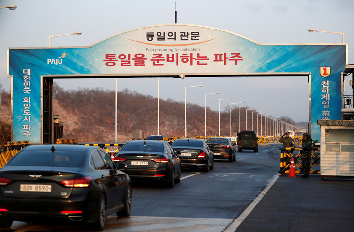Vehicles transporting the South Korean delegation drive past a checkpoint on the Grand Unification Bridge that leads to the truce village of Panmunjom - Ziarul National