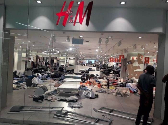 Magazinele H&M, vandalizate in Africa de Sud