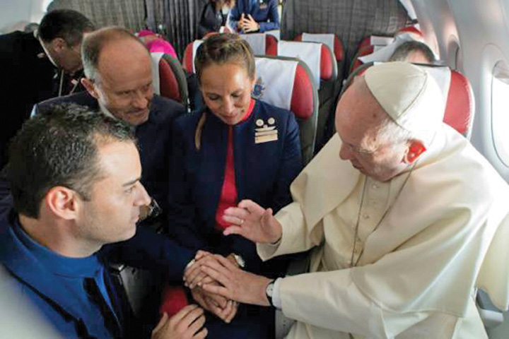 Casatoriti de Papa in avion