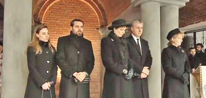 Urmasii Regelui Mihai pupa si ei Piata Independentei