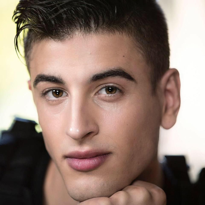 Un roman este primul star porno islandez !