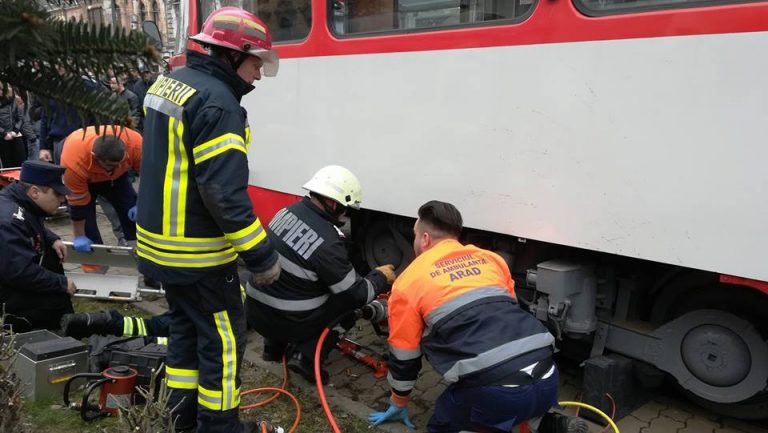 Interventie dramatica: fetita de 12 ani, lovita de tramvai la Arad