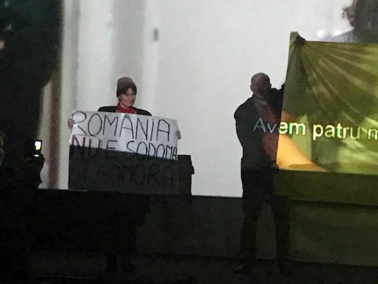 Proiectia unui film ce rula la MTR, intrerupta. In sala s-au auzit cantece bisericesti