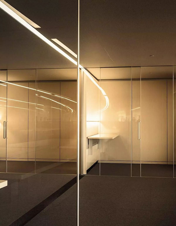 Angajatii Apple Park se lovesc la cap din cauza peretilor din sticla