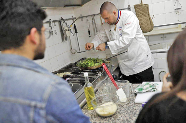 Chef-ul de la Elysee ii invata meserie pe tinerii gay din Israel
