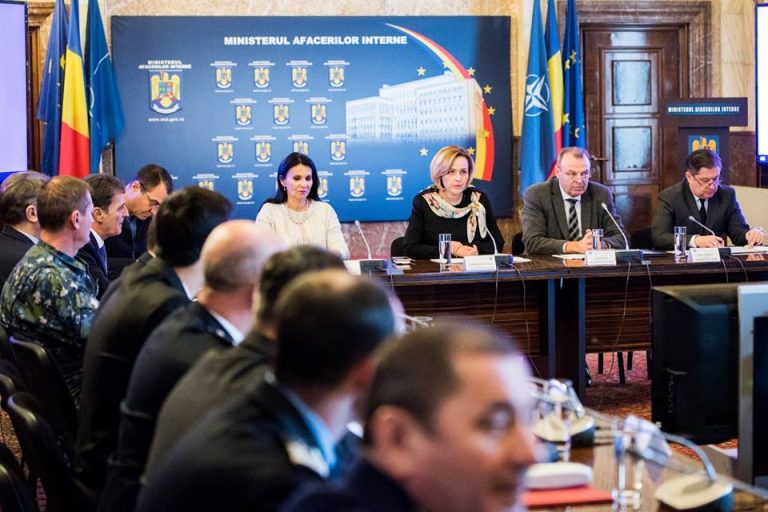Iarna si-a aratat coltii. Sefa MAI: S-a intervenit in ajutorul a 70 de persoane