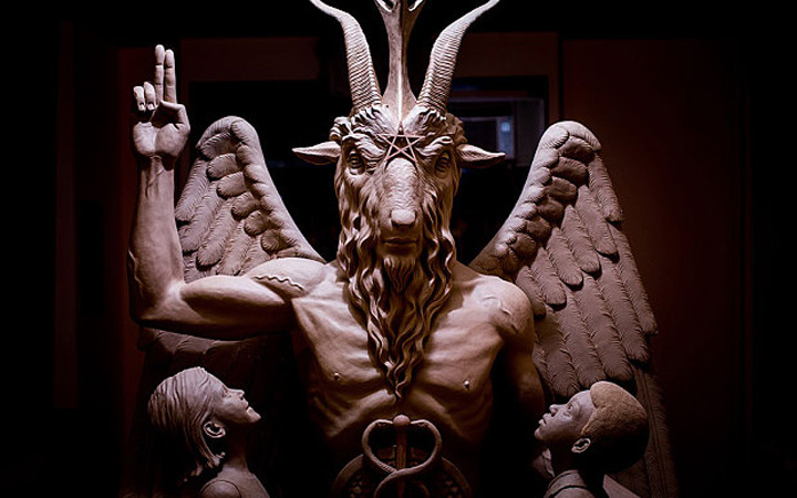 Demonii mananca cu mana stanga