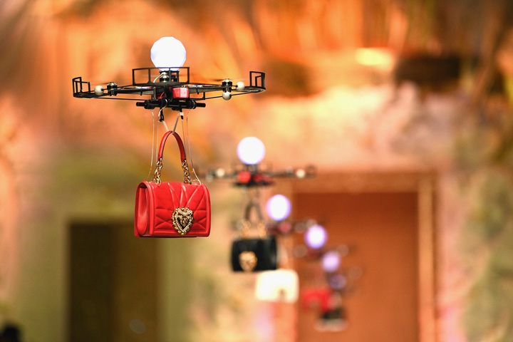 Prezentare de moda cu drone