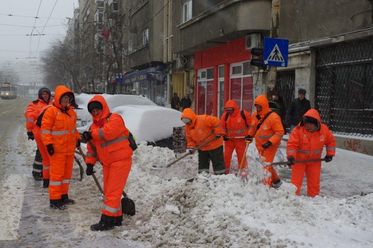 Zeci de utilaje si peste 160 de muncitori deszapezesc strazile sectorului 1