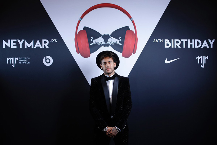 Neymar incaseaza peste 3 milioane de euro pe luna