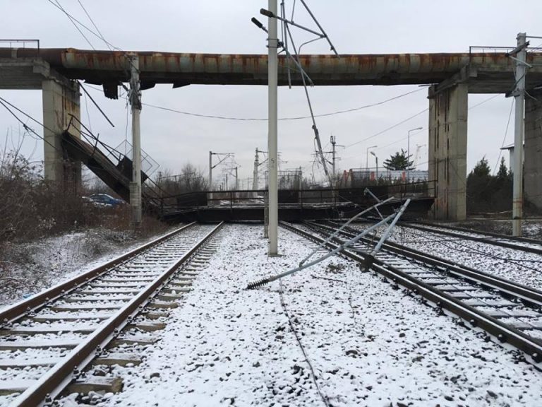 UPDATE Circulatie feroviara afectata in statia Ploiesti Vest. O pasarela a cazut pe linii