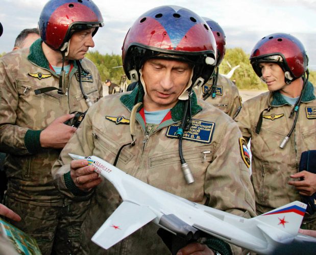 -PHOTO TAKEN 16AUG05- Russian President Vladimir Putin looks at a model of the Tupolev TU-160 bomber.. - Ziarul National