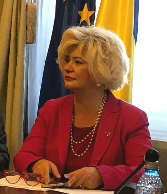 Sefa ANES reia subiectul. Si aduce in discutie ‘povestea „Femeii PE motostivuitor”‘ si un anunt de angajare