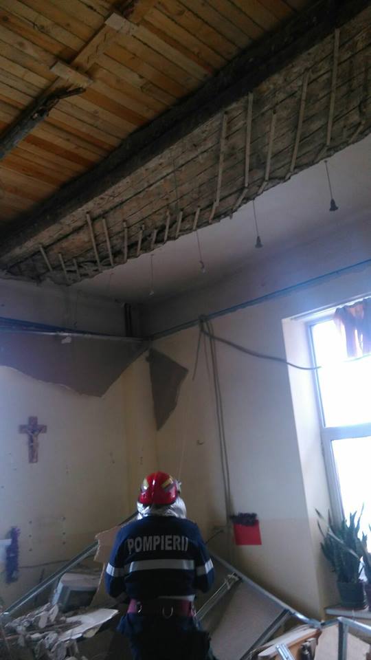 Doi raniti, dupa prabusirea unui tavan intr-un camin de batrani