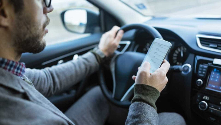 Franta interzice folosirea telefoanelor mobile in masini