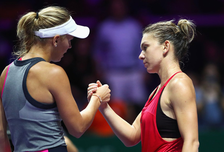 Wozniacki o consoleaza pe Simona Halep