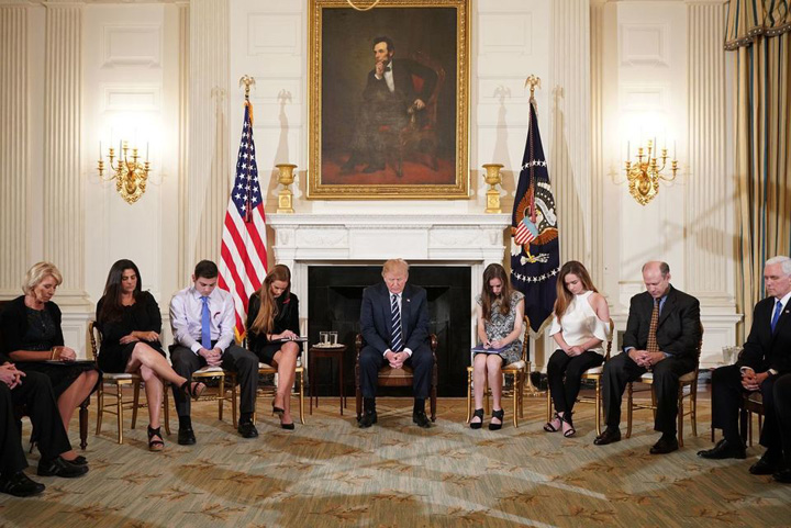 Solutia lui Trump: inarmarea profesorilor