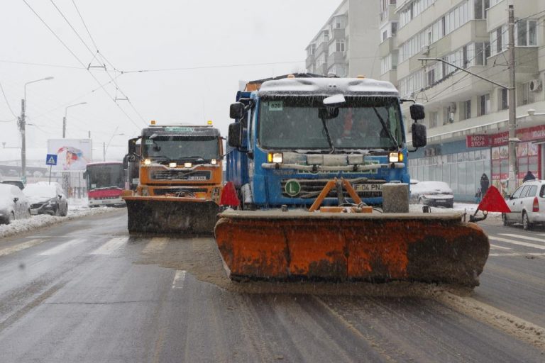 Aproape 70 de utilaje si 160 de muncitori, gata sa intervina pentru deszapezirea strazilor din sectorul 1