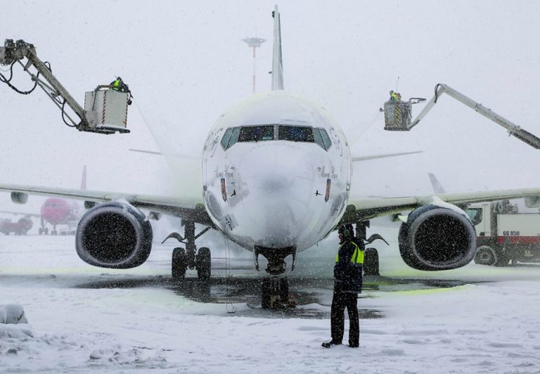 Trafic aerian in conditii de iarna, in Capitala. Unele avioane pot avea intarzieri