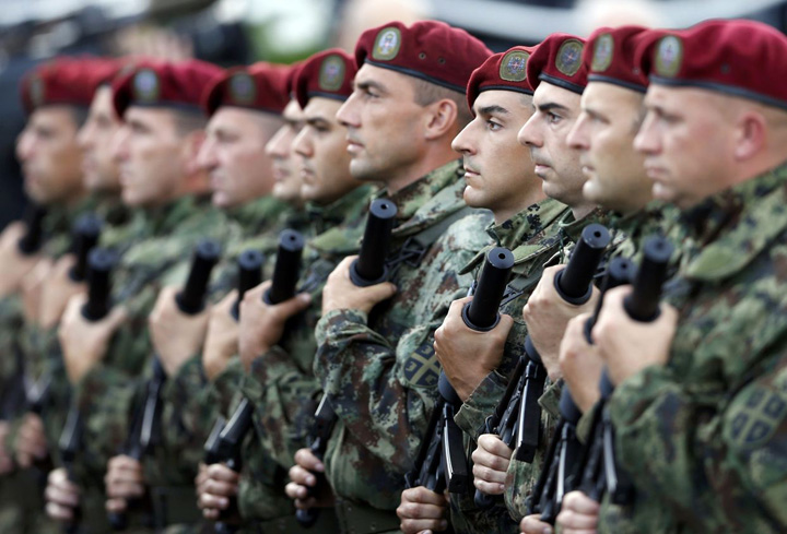 Soldatii sarbi, trimisi la facut copii