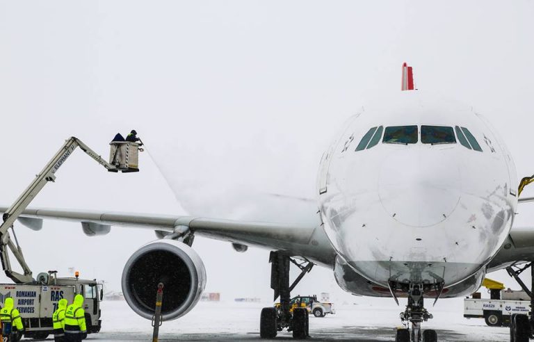 Intarzieri si zboruri anulate, vineri, pe Otopeni, din cauza vremii