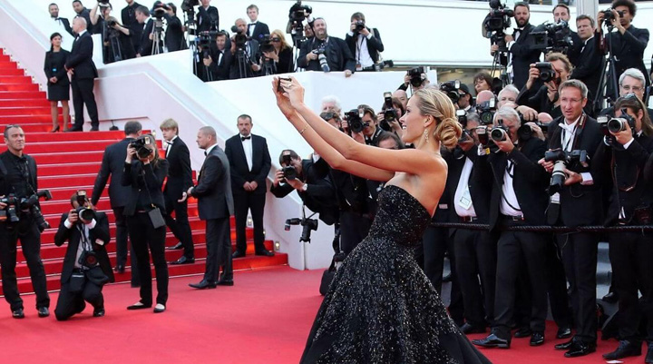 Selfie-urile, interzise la Cannes