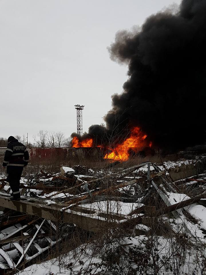 Incendiu in Ploiesti. Flacari si fum gros in zona unui rezervor cu pacura