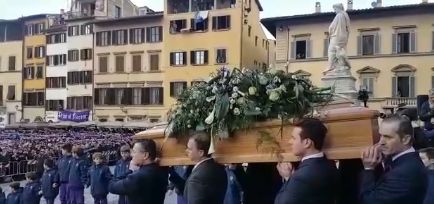 Imagini impresionante. Davide Astori, condus pe ultimul drum de o mare de oameni (VIDEO)
