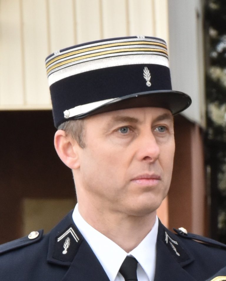 A murit jandarmul care a impresionat prin eroismul sau, in timpul atacului din Franta