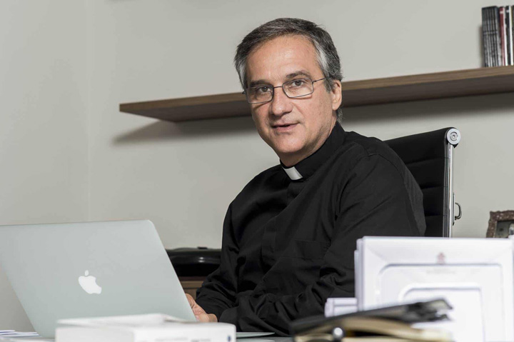 Papa Francisc l-a dat afara pe directorul de comunicare