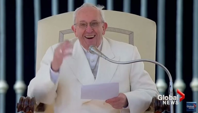 Papa Francisc s-a amuzat cand vantul i-a zburat boneta (VIDEO)