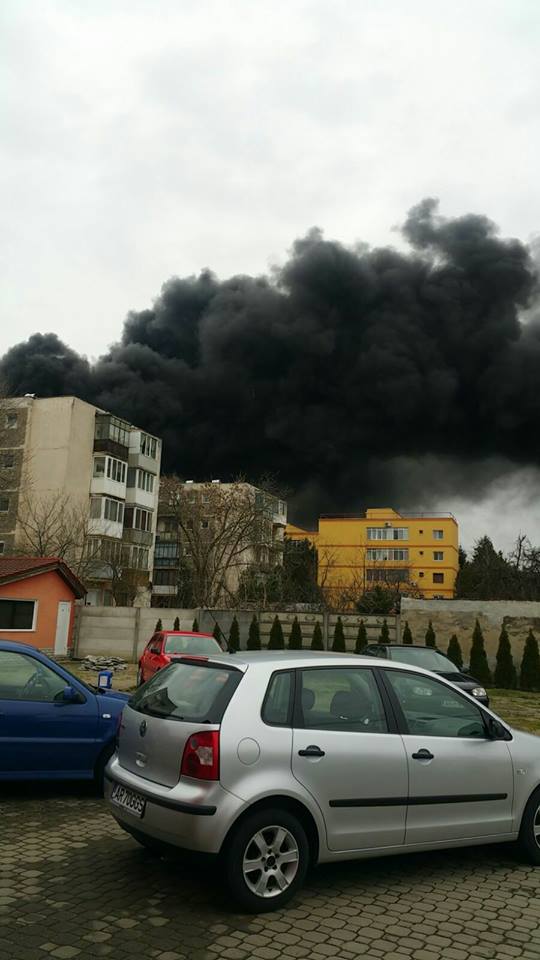 Incendiu puternic, cu foarte mult fum, intr-o piata din Arad. FOTO 