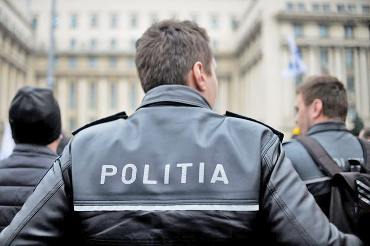 Second-hand cu uniforme de politist