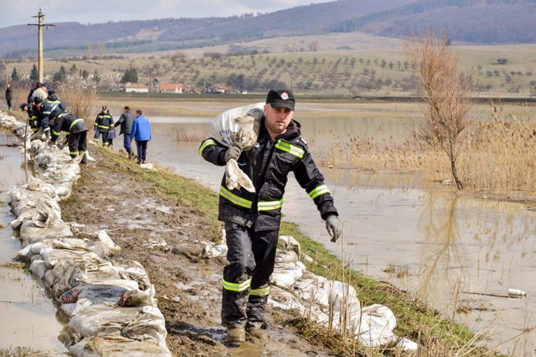 Efectele inundatiilor, vizibile in peste 30 de localitati din 13 judete